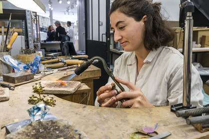 France, Nièvre (58), Nevers, La Verrière, boutique de créateurs, la créatrice de bijoux Manon Pignon (Desmée Bijoux) dans son atelier