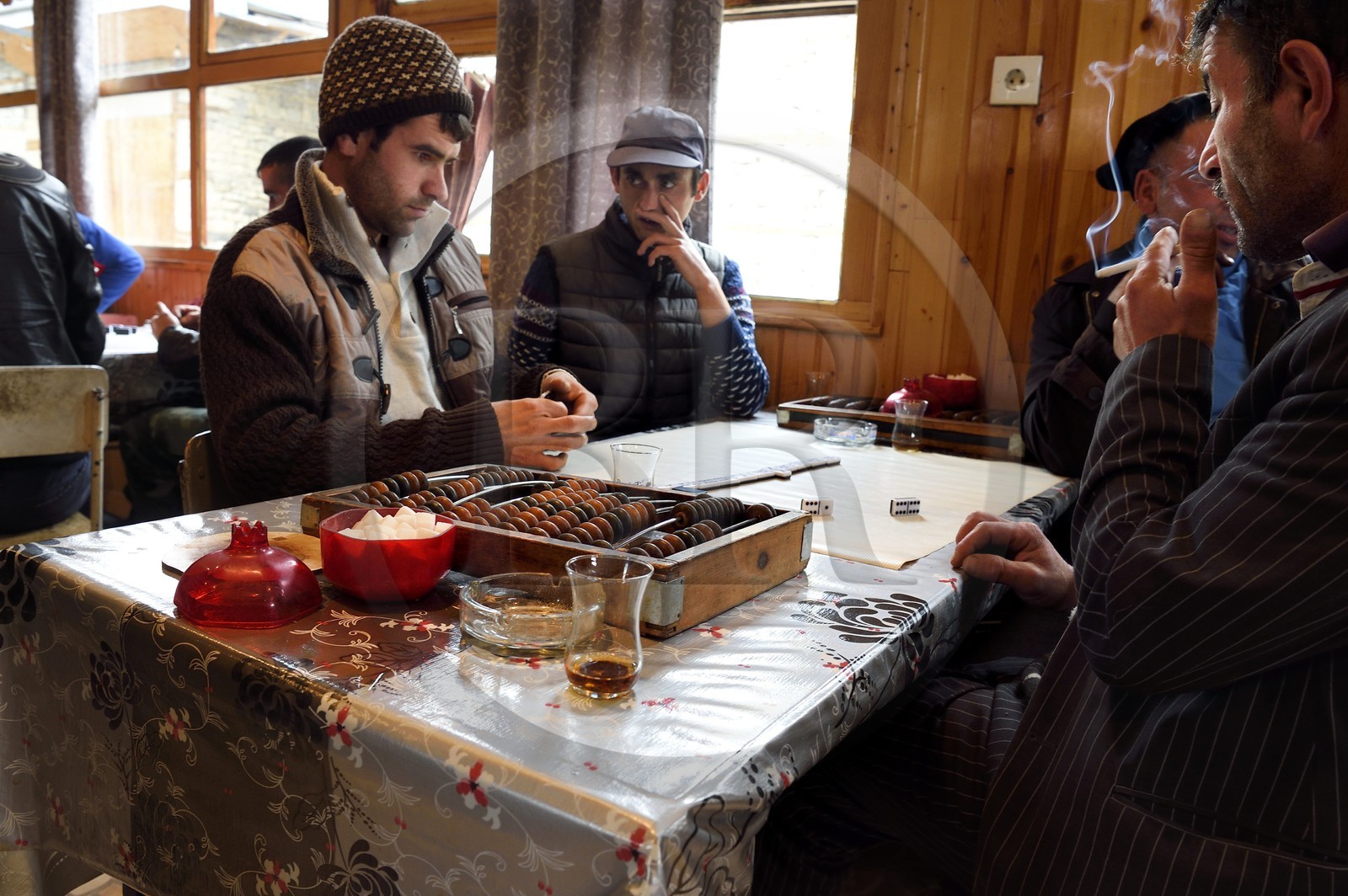 Azerbaïdjan, région de Ismailli, Lahij (Lahic), joueurs de dominos dans le café
