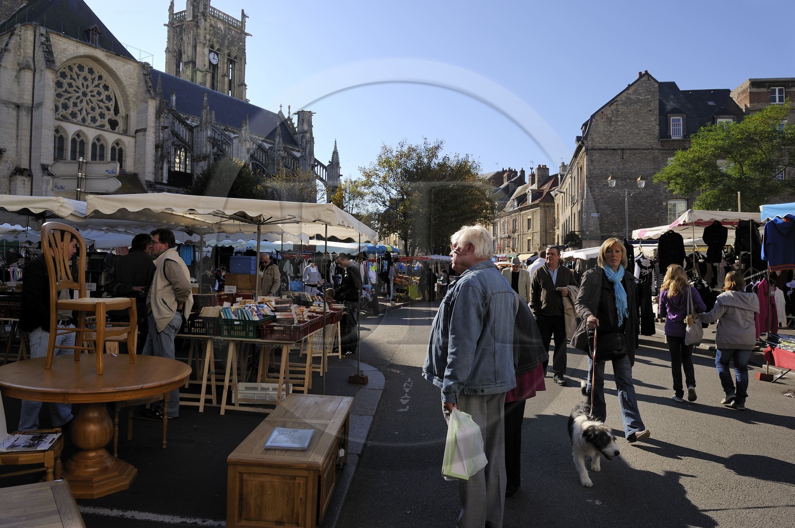 France, Seine-Maritime (76), Dieppe, marché sur la place Nationale et l'église Saint-Jacques en arrière plan