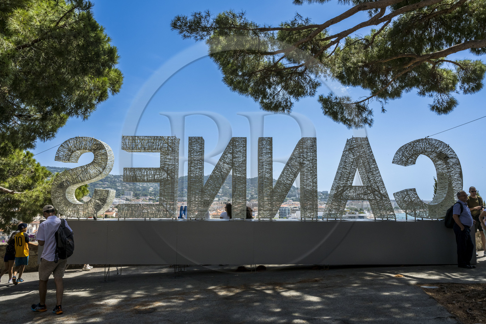 France, Alpes-Maritimes (06), Cannes, la vieille ville dans le quartier Le Suquet, à son sommet Cannes écrit en lettres façon Hollywood