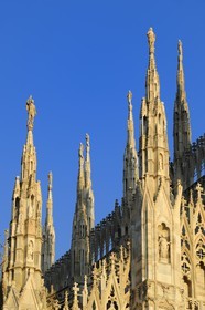 Italie, Lombardie, Milan, le Duomo dans le centre historique, cathédrale de style gothique flamboyant, les flèches surmontées de statues