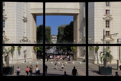 France, Hérault (34), Montpellier, quartier Antigone de l'architecte Ricardo Bofill, place du Nombre d'Or, un axe piéton relie cette place au Lez vers l'est et au centre historique à l'ouest