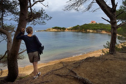 France, Var (83), Iles d'Hyères, parc national de Port Cros, Ile de Porquerolles, plage noire du Langoustier et le Fort du Grand Langoustier