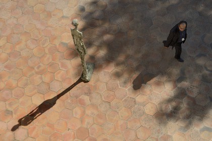 France, Alpes-Maritimes (06), Saint Paul de Vence, Fondation Maeght de l’architecte catalan Josep Lluis Sert, musée d'art contemporain, cour Giacometti, Femme debout II (1960) de Alberto Giacometti