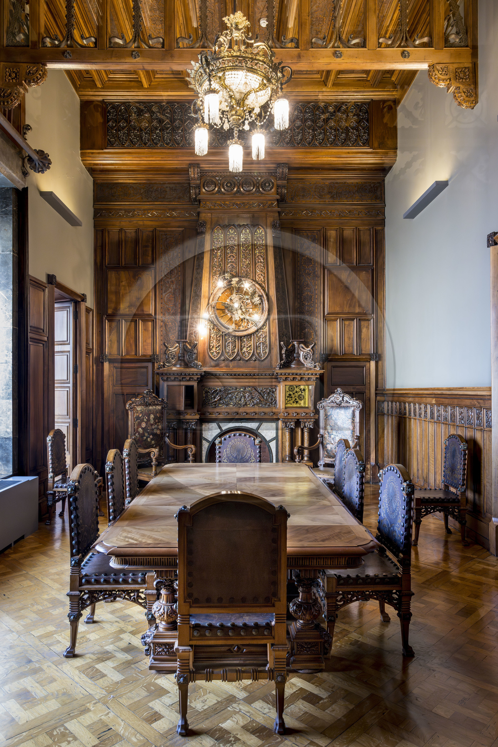 Espagne, Catalogne, Barcelone, le Palais Güell (Palau Güell) construit entre 1886 et 1891 et réalisé par l'architecte du modernisme catalan Antoni Gaudi, site classé au Patrimoine Mondial de l'UNESCO, la salle à manger