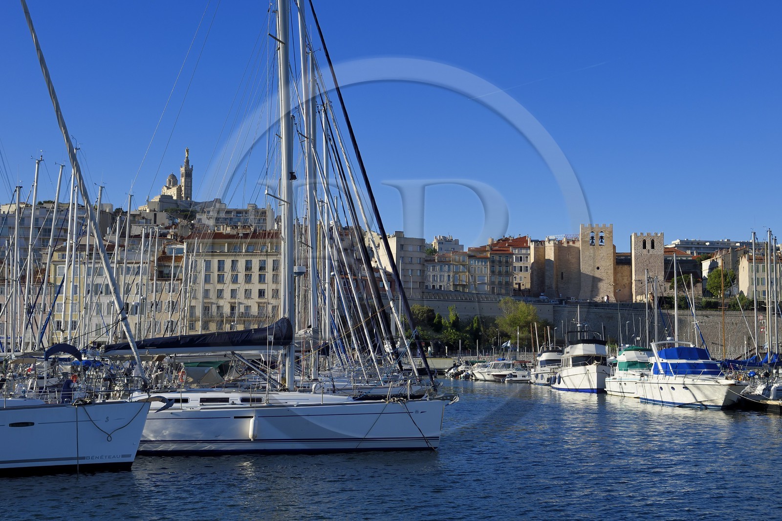 France, Bouches-du-Rhône (13), Marseille, Le Vieux Port, Abbaye Saint Victor et la basilique Notre Dame de La Garde en arrière plan