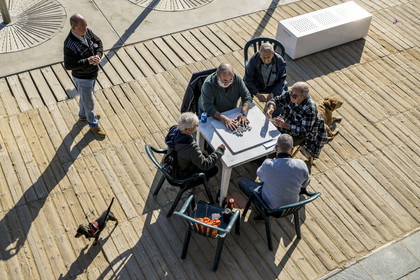 Espagne, Catalogne, Barcelone, La Barceloneta, joueurs de domino sur la plage
