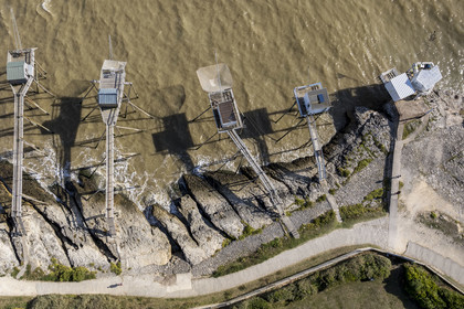 France, Charente-Maritime (17), région de Royan, Saint-Palais-sur-Mer, cabanes de pêche traditionnelle au carrelet à l'embouchure de l'estuaire de la Gironde, sentier des douaniers qui longe le littoral