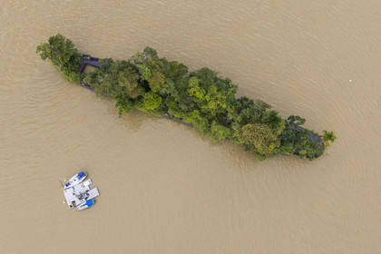 France, Guyane, Saint-Laurent-du-Maroni, l'épave du navire marchand britannique Edith Cavell échoué en 1924 et devenue une île sur le fleuve Maroni (vue aérienne)