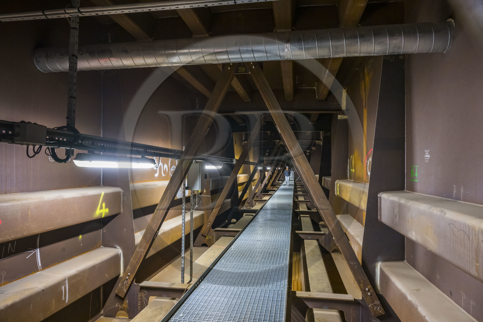 France, Aveyron (12), parc naturel régional des Grands Causses, Millau, le viaduc de Millau des architectes Michel Virlogeux et Norman Foster, intérieur du tablier de 32m de large qui soutient l'autoroute