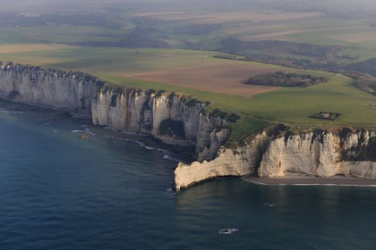 France, Seine-Maritime (76), Pays de Caux, Côte d'Albâtre, Etretat, la falaise d'Amont (vue aérienne)