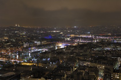 France, Paris (75), les rives de la Seine classées patrimoine mondial de l'UNESCO, le Grand Palais bleuté et Montmartre de nuit