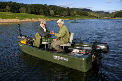 France, Nièvre (58), Parc naturel régional du Morvan, Chaumard, lac de Pannecière, pêche à la ligne sur une barque, Claude et Christophe ont pêchés une perche barrée