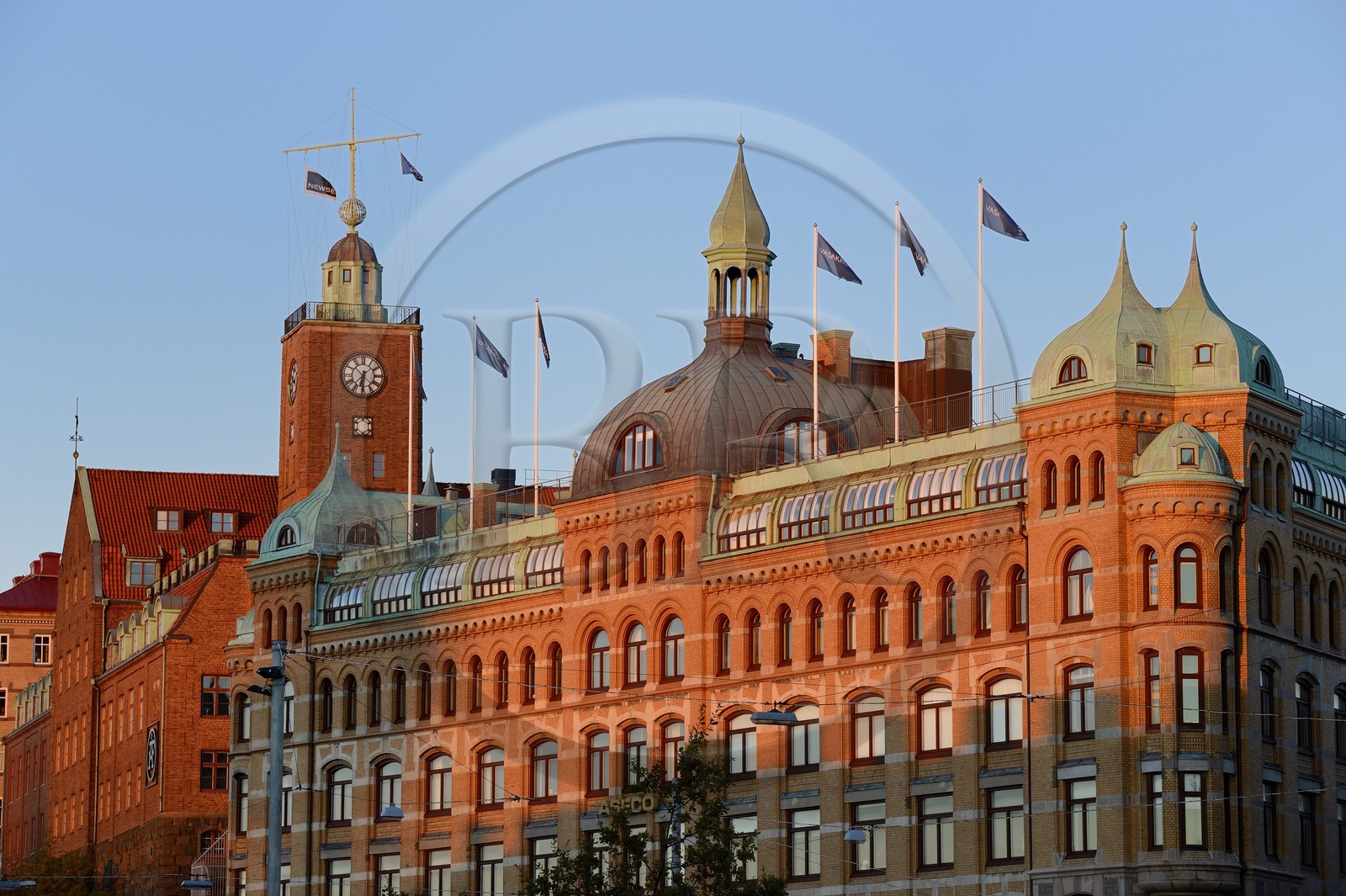 Suède, Västra Götaland, Göteborg (Gothenburg), les batiments de la compagnie ASECO sur Packhusplatsen face au port