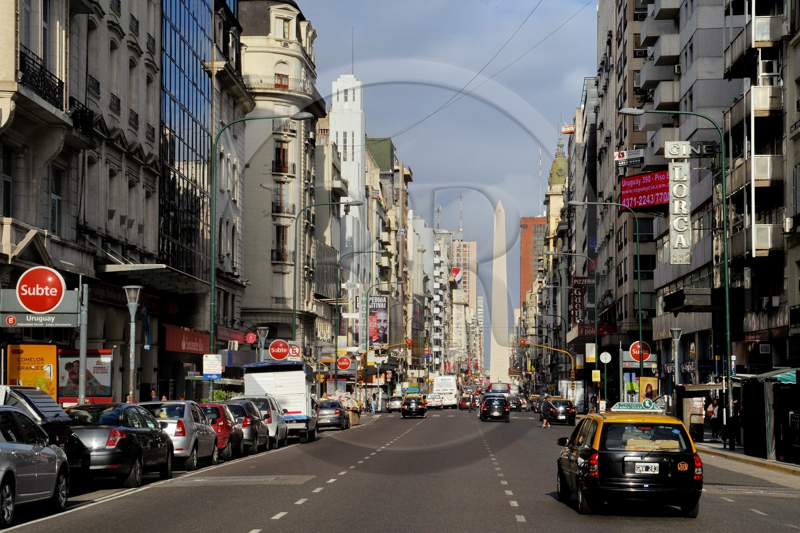 Argentine, Buenos Aires,  l'Obélisque sur l'avenue 9 de Julio vu de l'Avenida Corrientes