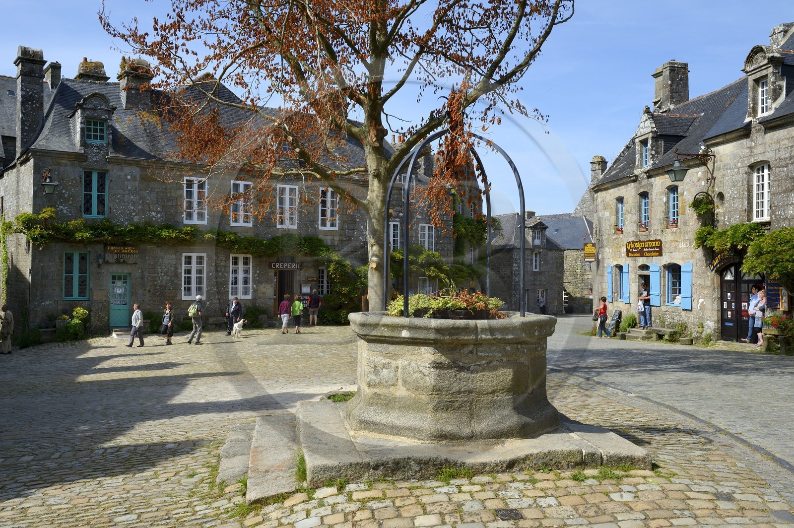 France, Finistère (29), Locronan, labellisé Les Plus Beaux Villages de France, place de l'église