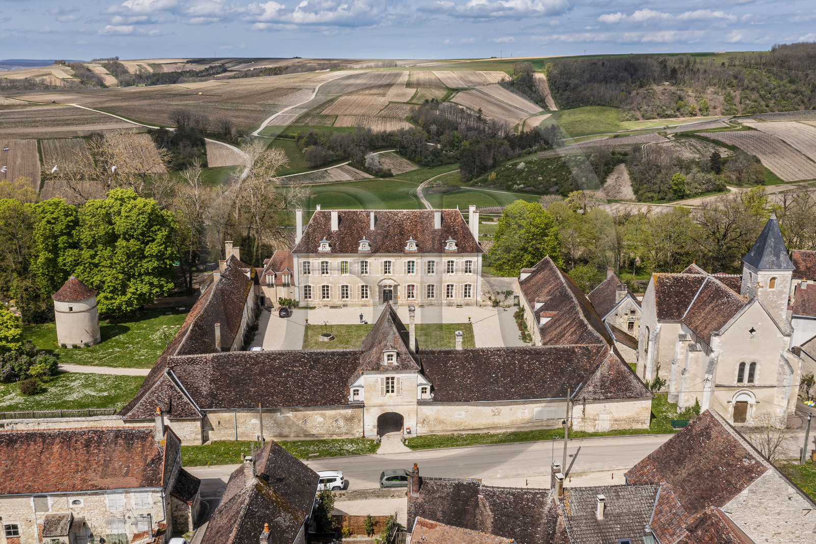 France, Yonne (89), Béru, le Chateau de Béru au printemps, domaine viticole familial d'une quinzaine d'hectares au cœur du vignoble chablisien (vue aérienne) France, Yonne (89), Béru, le Chateau de Béru au printemps, domaine viticole familial d'une quinzaine d'hectares au cœur du vignoble chablisien (vue aérienne)