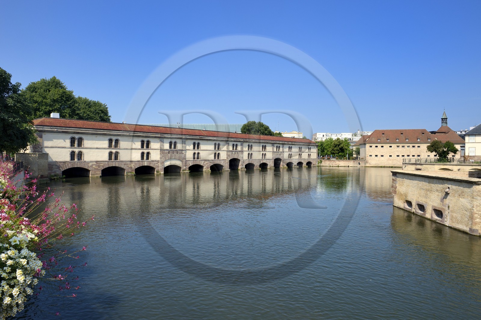 France, Bas Rhin (67), Strasbourg, vieille ville classée au Patrimoine Mondial de l'UNESCO, quartier de la Petite France, le barrage Vauban et l'ENA dans l'ancienne prison pour femmes à droite France, Bas Rhin (67), Strasbourg, vieille ville classée au Patrimoine Mondial de l'UNESCO, quartier de la Petite France, le barrage Vauban et l'ENA dans l'ancienne prison pour femmes à droite