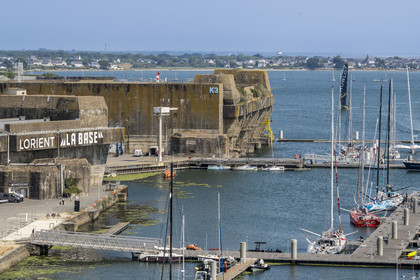 France, Morbihan (56), Lorient, le port de Lorient La Base dans l'ancienne base de sous-marins construite par les Allemands, il est conçu et équipé de façon à accueillir les professionnels du nautisme, les événements nautiques et les grandes unités telles que les monocoques et les multicoques de la Course au Large