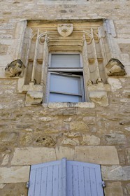 France, Dordogne, Perigord Pourpre, Beaumont du Perigord, Renaissance mullioned window of the Feyt house