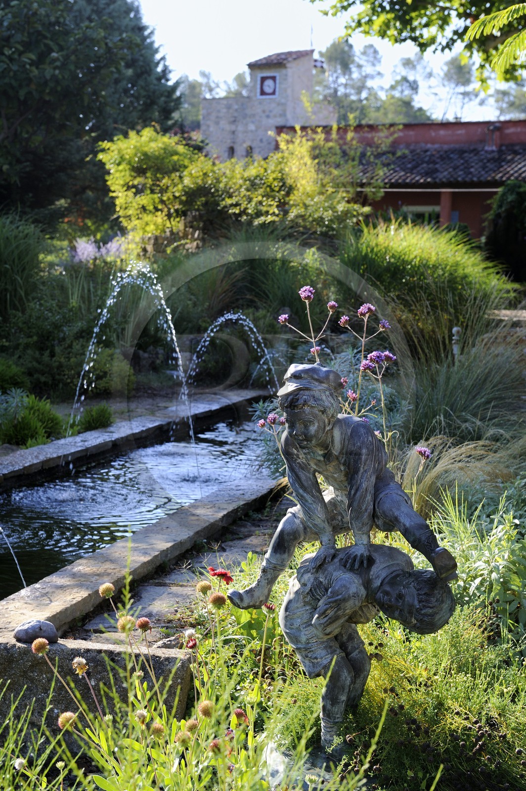 France, Var (83), Provence Verte, Bras, vers Saint-Maximin-la-Sainte-Baume, la maison d'hôtes Le Peyrourier, une campagne en Provence, sculpture dans le jardin