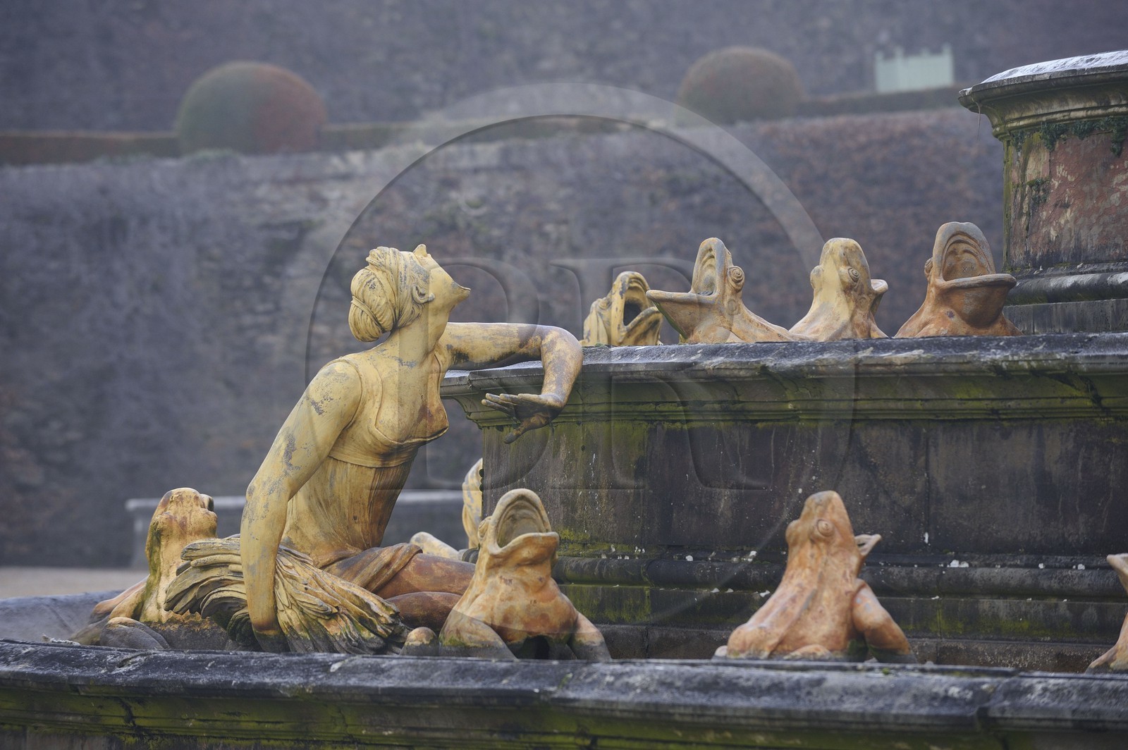France, Yvelines (78), parc du château de Versailles, classé Patrimoine Mondial de l'UNESCO, le Bassin de Latone dans la brume hivernale