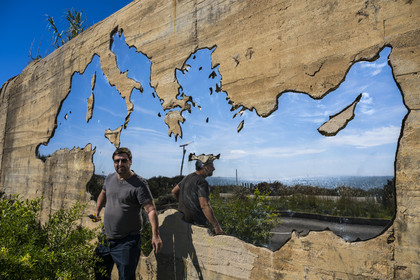 France, Hérault (34), Sète, l'artiste plasticien Jean Denant devant son oeuvre La Traversée (transposée par la suite en Mare Nostrum) encastrée dans le bunker de la promenade de la Corniche