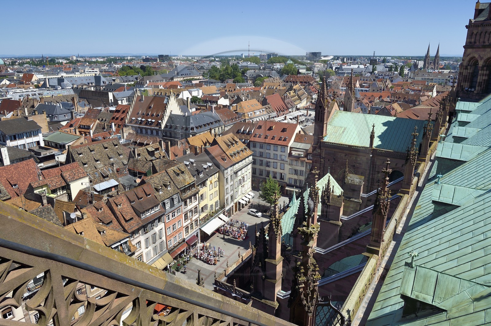 France, Bas-Rhin (67), Strasbourg, vieille ville classée au Patrimoine Mondial de l'UNESCO, la facade nord de la cathédrale Notre-Dame et la place de la cathédrale France, Bas-Rhin (67), Strasbourg, vieille ville classée au Patrimoine Mondial de l'UNESCO, la facade nord de la cathédrale Notre-Dame et la place de la cathédrale
