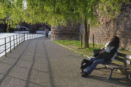 France, Bas Rhin (67), Strasbourg, amoureux sur les quais de l'ill