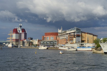 Sweden, Västra Götaland, Göteborg (Gothenburg), the skyscraper Götheborgs-Utkiken with the sailing boat Viking on the Lilla bommens hamm docks and the opera right