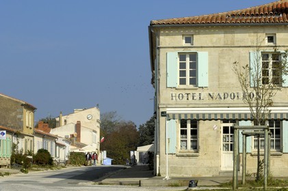 France, Charente-Maritime (17), Ile d'Aix, le bourg, place Austerlitz