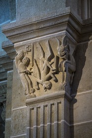 France, Saône-et-Loire (71), Autun, la cathédrale Saint-Lazare, un des chapiteaux historiés ornent les colonnes de la nef centrale, la chute de Simon le Magicien