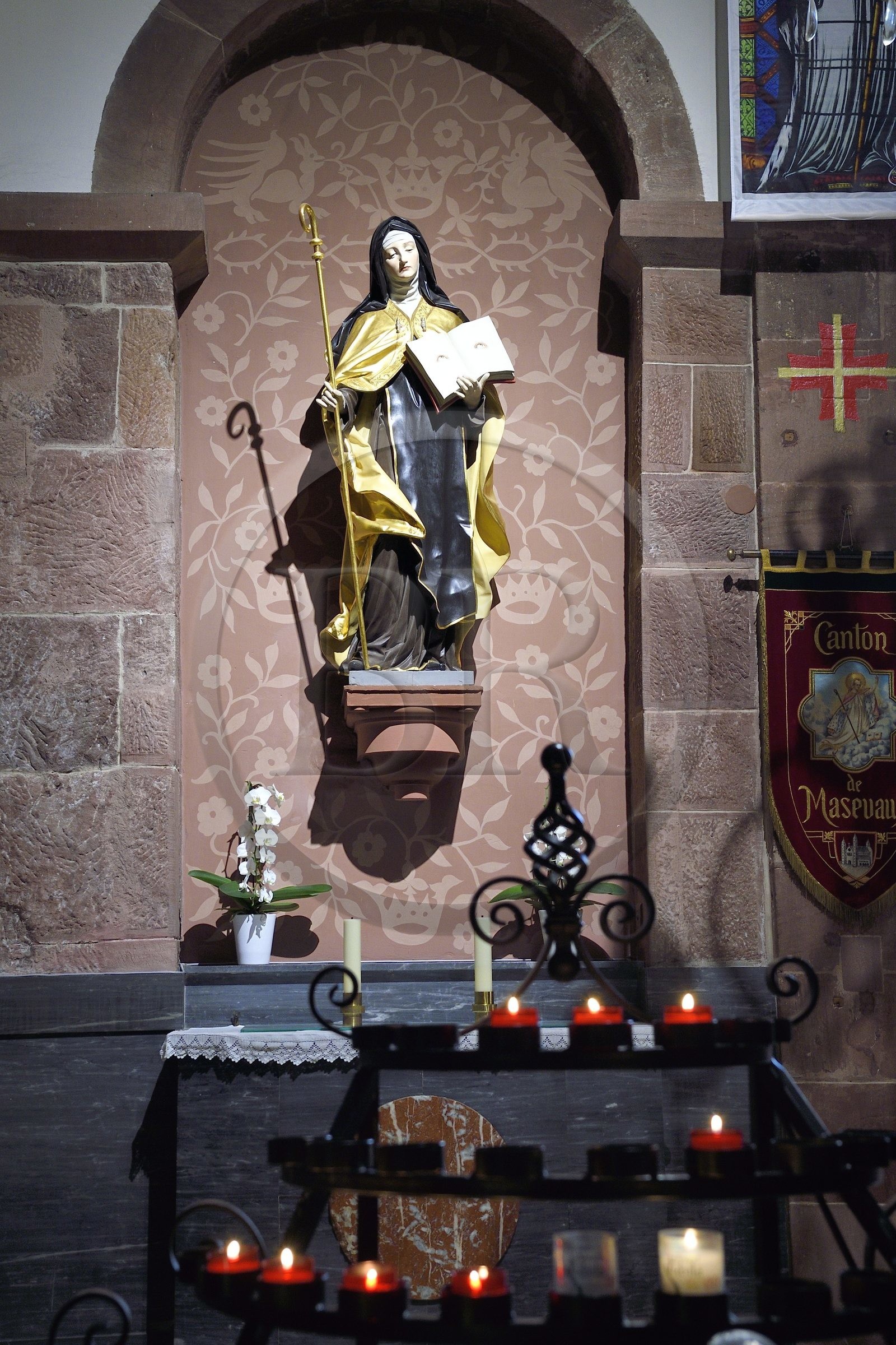France, Bas-Rhin (67), Mont Saint-Odile, abbaye de Hohenbourg encore appelée couvent du Mont-Sainte-Odile, statue de Sainte-Odile dans la basilique