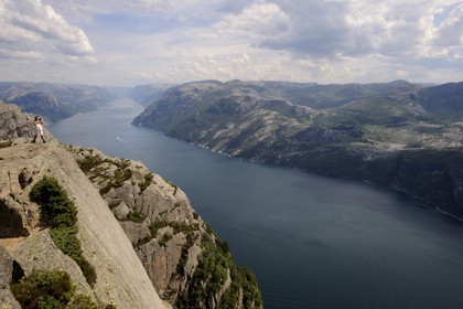 Norvège, Rogaland, le Rocher de La Chaire (Preikestolen) surplombant de 600m le Lysefjord, fjord de Lysebotn