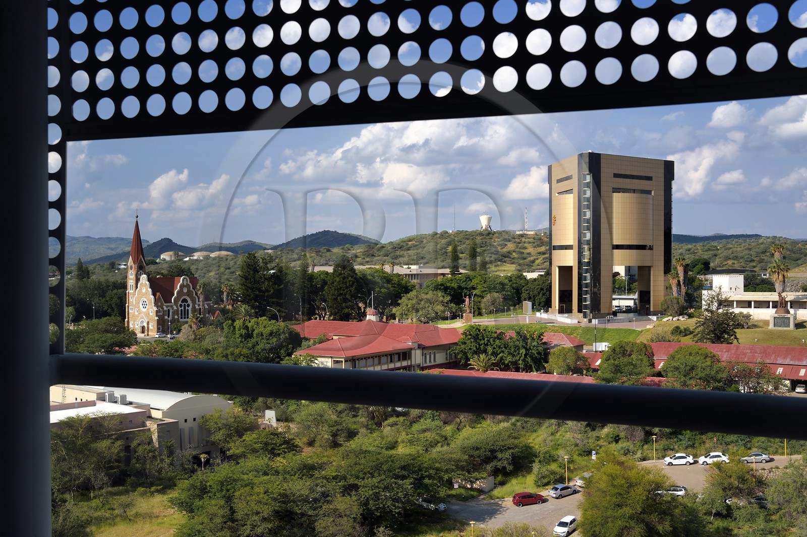 Namibie, région de Khomas, Windhoek, Christ Church (or Christuskirche), église luthérienne dessinée par l'architecte Gottlieb Redecker et le Independence Memorial Museum construit par la Corée du Nord
