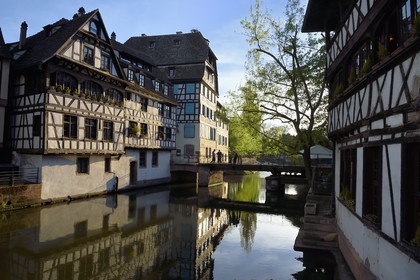 France, Bas-Rhin (67), Strasbourg, vieille ville classée au Patrimoine Mondial de l'UNESCO, quartier de la Petite France, le pont du Faisan sur un bras de l'Ill