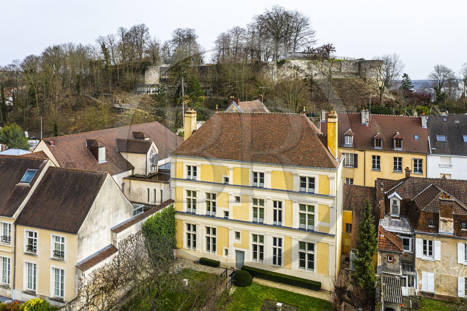 France, Aisne (02), Château-Thierry, Musée Jean de La Fontaine - Ville de Chateau-Thierry dans la maison natale du poète, la facade Renaissance côté jardin et les ruines du chateau en arrière plan