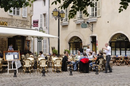 France, Côte-d'Or (21), Beaune, terrasse de restaurant place Felix Ziem