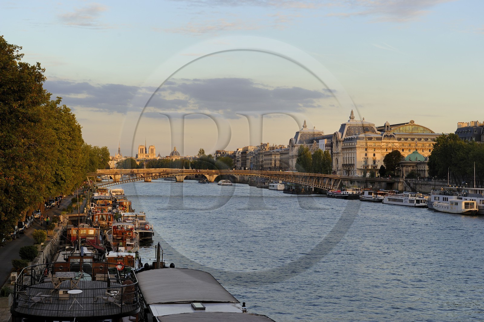 France, Paris (75), rive gauche, le musée National d'Orsay, aménagé dans l'ancienne Gare d'Orsay (1898) et la passerelle Léopold-Sédar-Senghor, anciennement passerelle Solférino