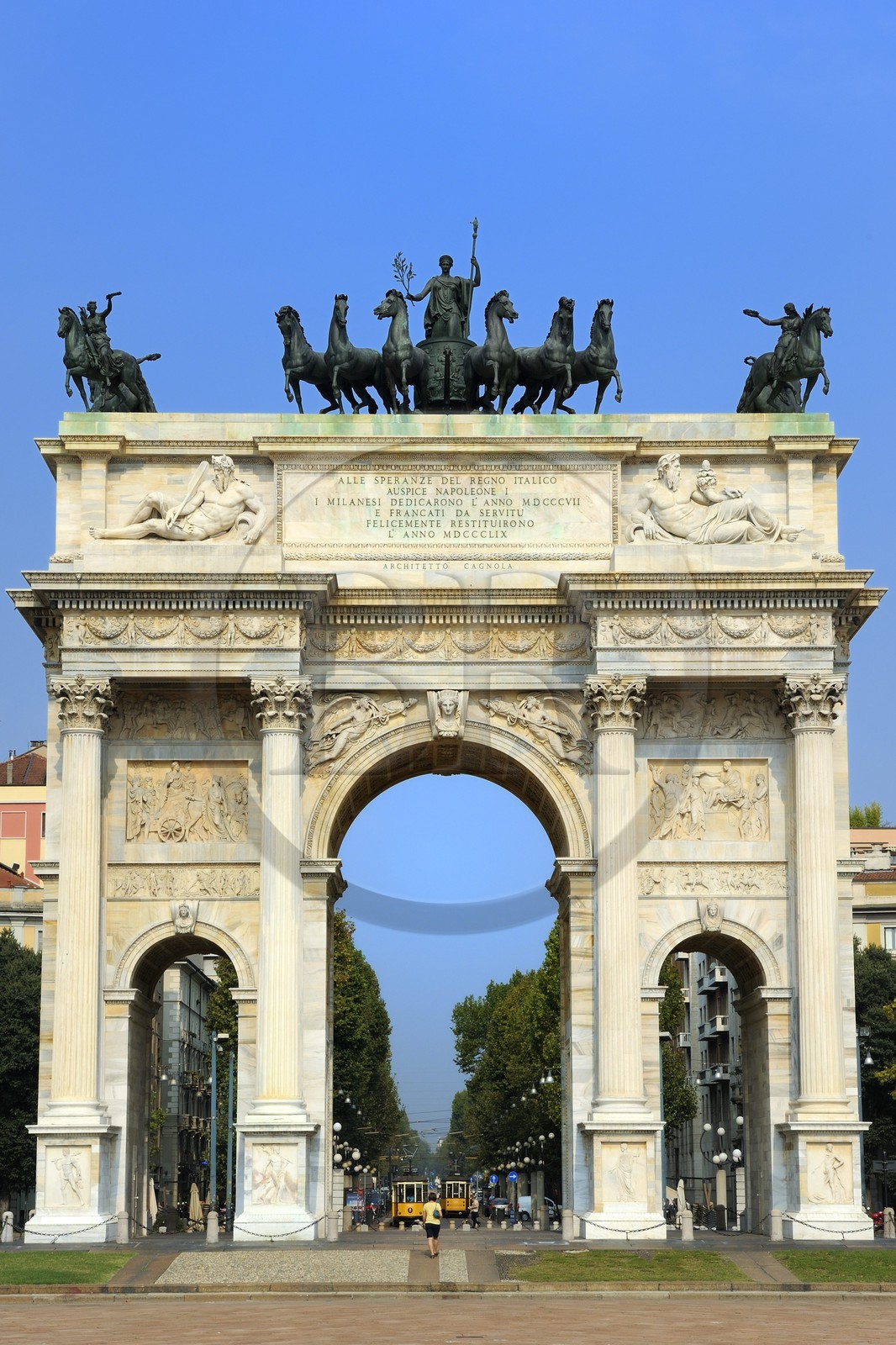 Italie, Lombardie, Milan, Porte de Simplon (Porta Sempione), marquée par un arc de triomphe historique appelé Arc de la Paix (Arco della Pace), construit par l'architecte Luigi Cagnola en 1807 pendant la domination napoléonienne