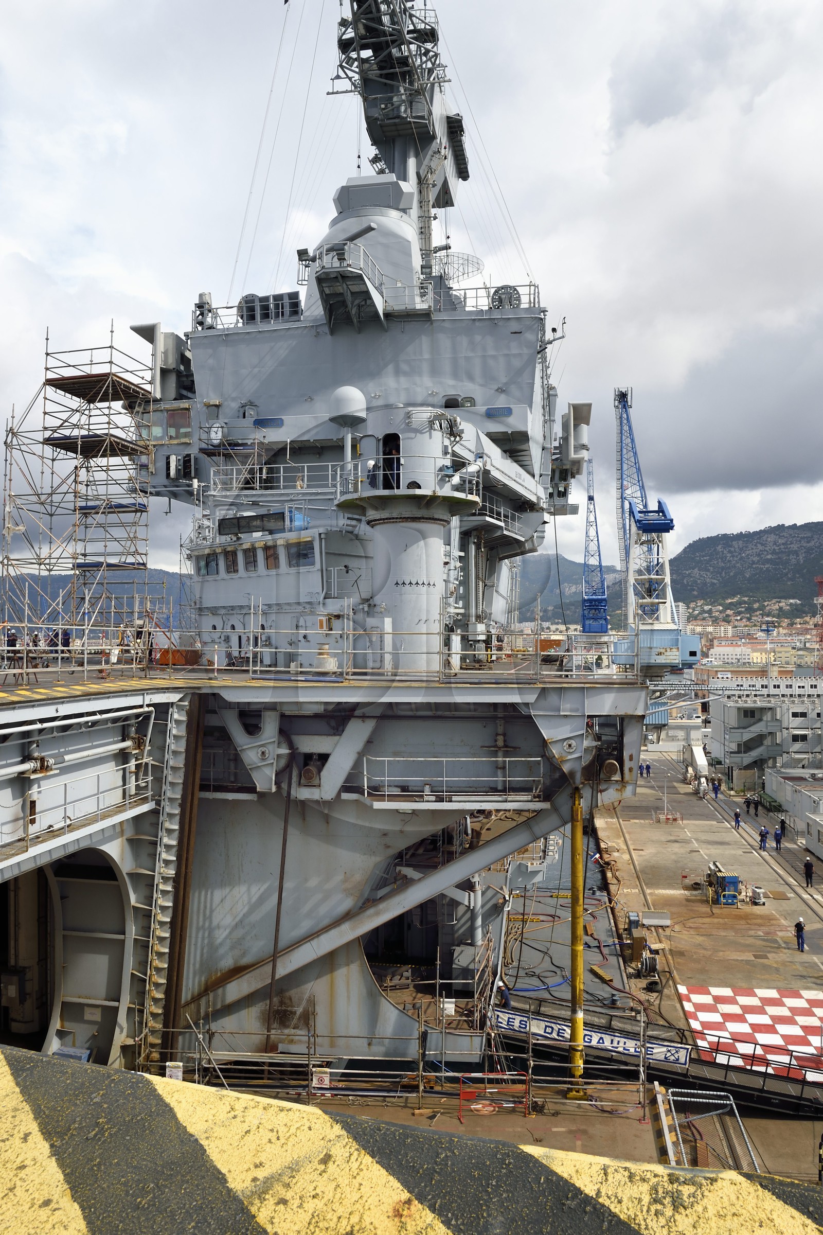 France, Var (83), Toulon, la base navale (Arsenal), le porte-avions à propulsion nucléaire Charles de Gaulle en rénovation de mi-vie, l'un des ascenseurs géants pour rafales et l'ilot central