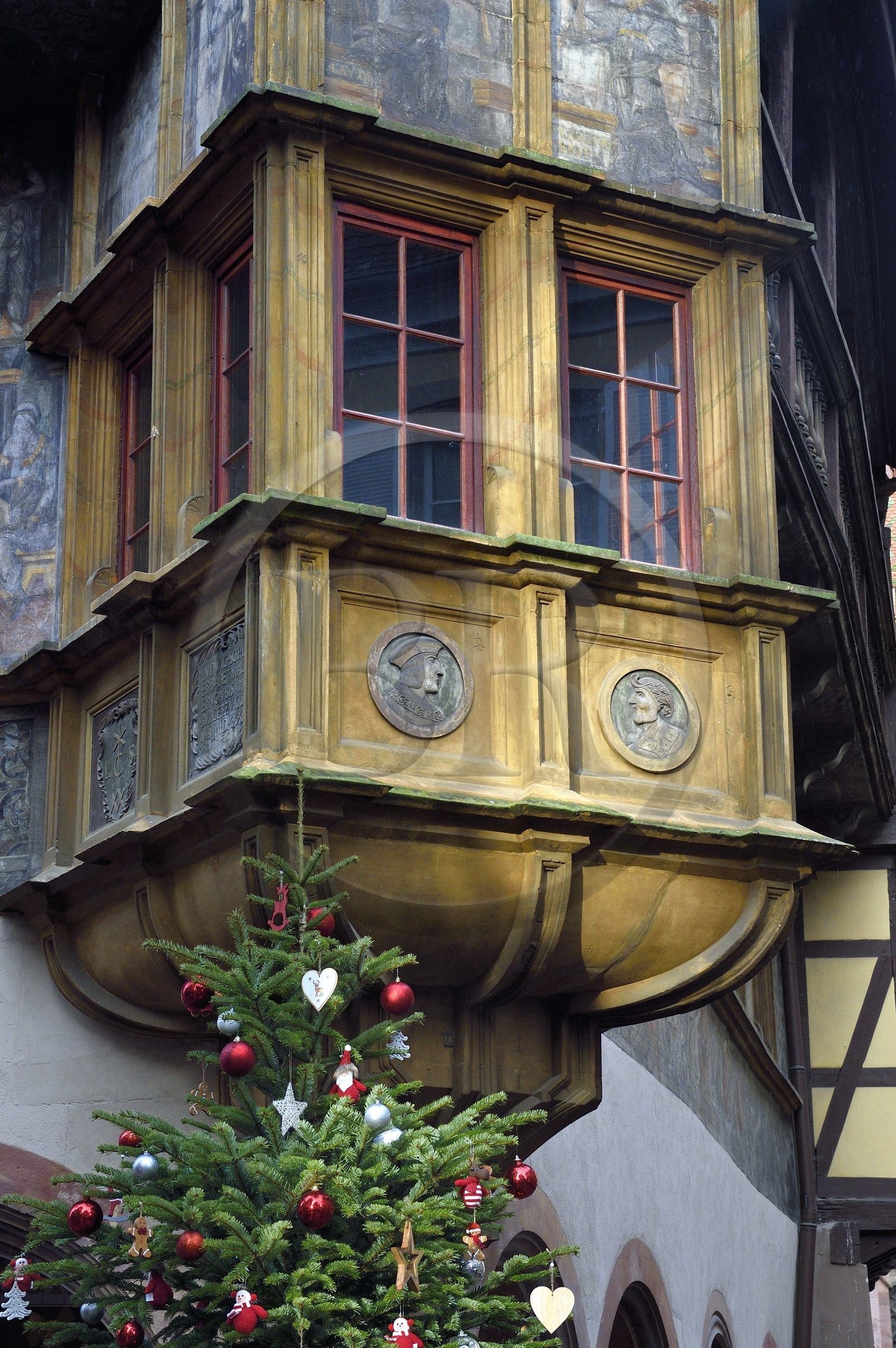 France, Haut-Rhin (68), Colmar, la maison Pfister de style Renaissance (1537) dans la rue des Marchands à Noël et son oriel