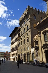 Italie, Toscane, Florence, centre historique classé Patrimoine Mondial de l'UNESCO, la Torre dei Gianfigliazzi, maison et tour médiévale située sur la Via Tornabuoni