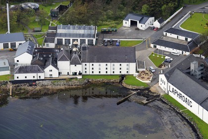 Royaume-Uni, Ecosse, Hébrides intérieures, Ile de Islay, Port Ellen, distillerie de whisky Laphroaig (vue aérienne)