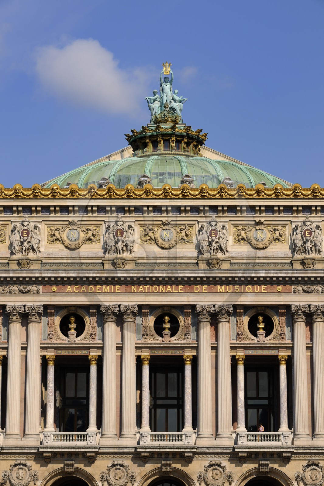 France, Paris (75), l'Opéra Garnier, détail de la façade sud et Apollon, la Poésie et la Musique par Aimé Millet, groupe placé au sommet du dôme de la salle