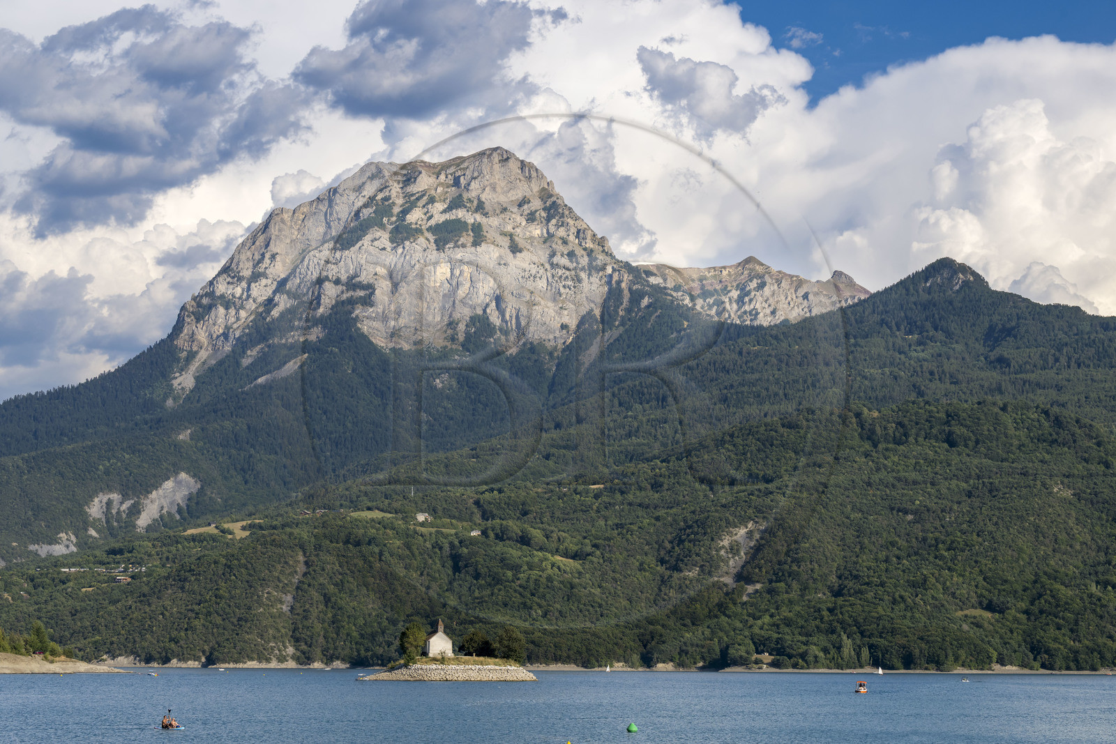 France, Hautes Alpes (05), Chorges, lac de Serre-Ponçon, la baie et la chapelle Saint-Michel, le sommet du Pic de Morgon (2324 m) en arrière-plan