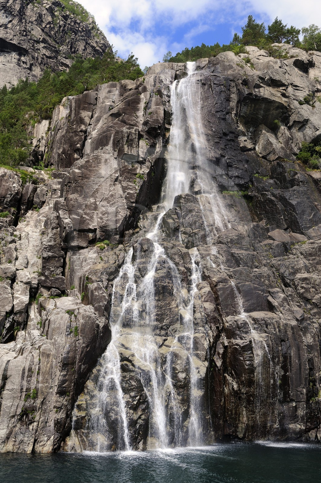 Norvège, Rogaland, chute d'eau tombant dans le Lysefjord, fjord de Lysebotn
