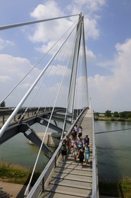 France, Bas-Rhin (67), Strasbourg, la Passerelle Mimram sur le Rhin et le Jardin des Deux Rives du côté allemand à Kehl