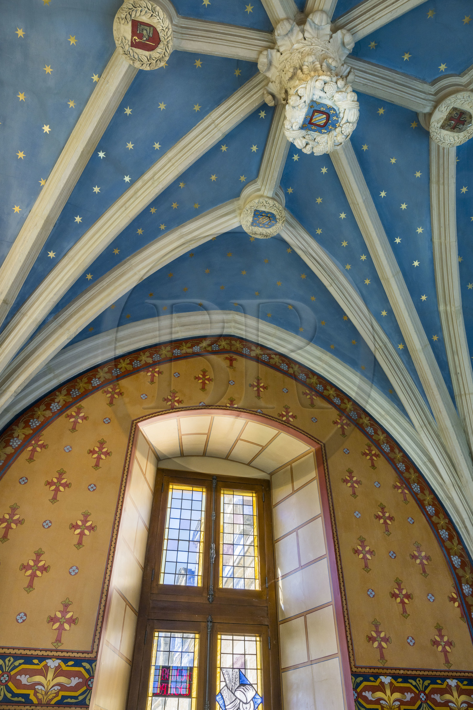 France, Côte-d'Or (21), Paysage culturel des climats de Bourgogne classés Patrimoine Mondial de l'UNESCO, Route des Grands Crus, vignoble de la Côte de Nuits, Vougeot, le Chateau du Clos de Vougeot, la chapelle Renaissance dans une tour d'angle