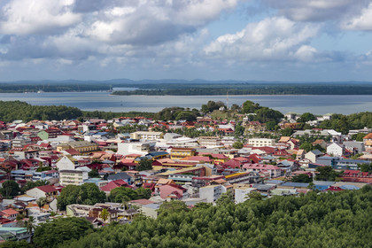 France, Guyane, Cayenne, la ville est bordée de mangrove, le fort Cépérou en arrière plan (vue aérienne)
